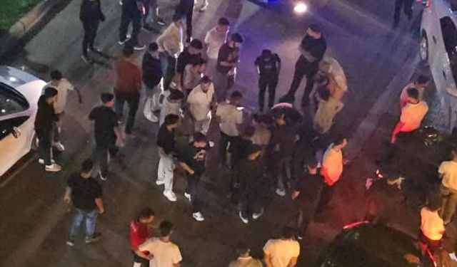 Motosiklet Park Halindeki Araca Çarptı: Sürücü Yaralandı