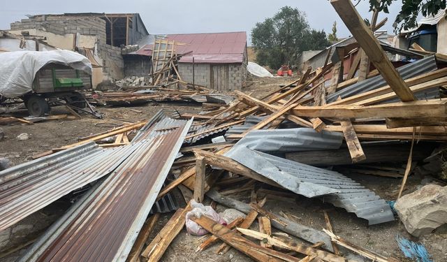 Fırtına 74 Yapının Çatısını Uçurdu: 1 Yaralı