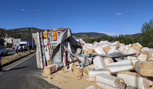 Bingöl'de saman yüklü kamyon devrildi