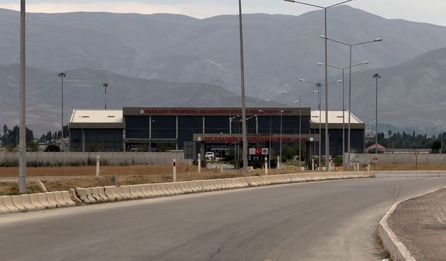 Hakkarililerden havalimanına ek sefer talebi