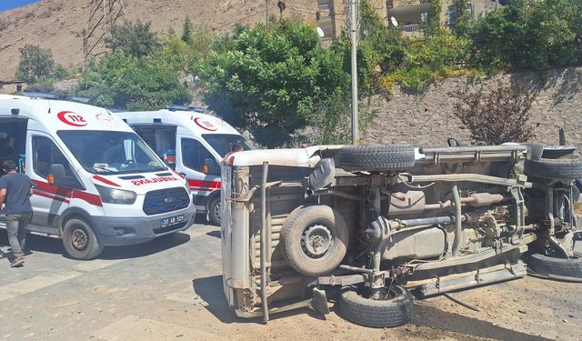 Hakkari’de kamyonet devrildi: 1 yaralı