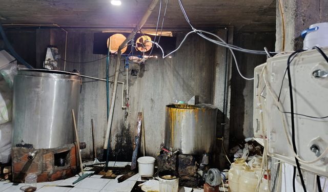 Ruhsatsız işletmede 5 ton 709 kilogram pekmez ele geçirildi