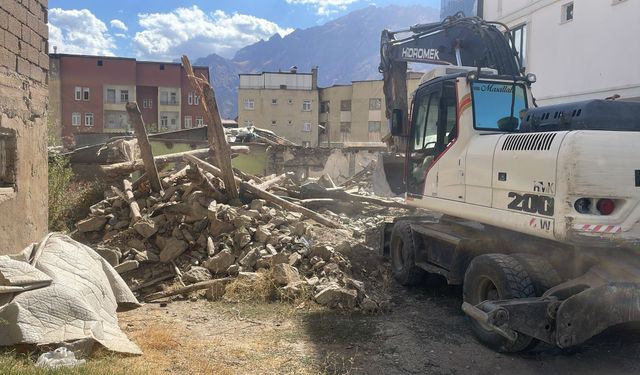 Hakkari’de metruk binalar güvenlik için yıkılıyor
