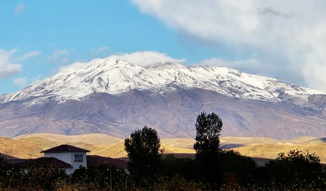 Süphan Dağı’nın zirvesi beyaza büründü