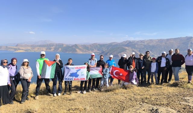 Van Gölü'ne dikkat çekmek için 8 kilometre yürüdüler