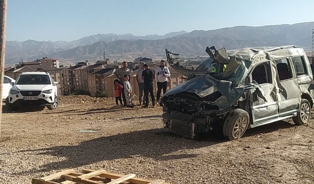 Hakkari’de otomobil devrildi: 1’i ağır 4 yaralı
