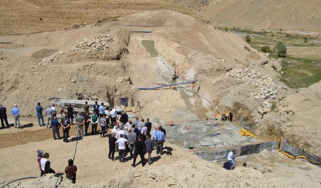 Adilcevaz’da baraj göletinin ilk betonu döküldü