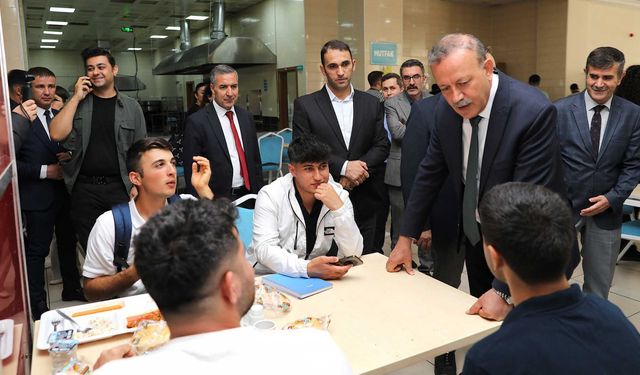 Bitlis Eren Üniversitesi Rektörü Elmastaş, Öğrencilerle Yemekhanede Buluştu