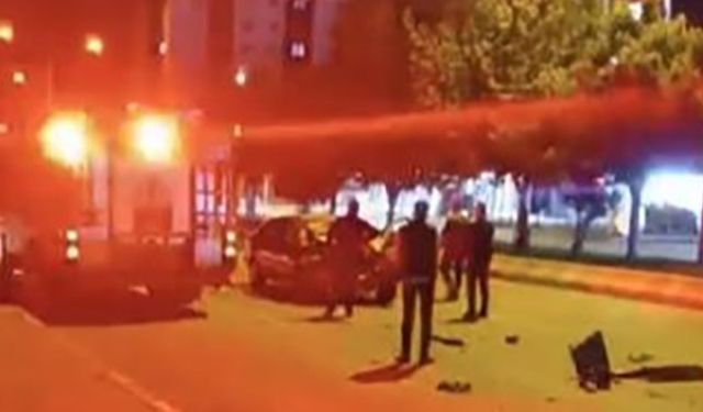 Bitlis Kara Yolunda Otomobil Traktöre Çarptı: 1 Yaralı