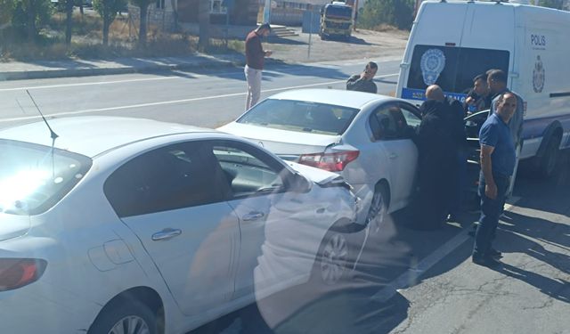 Bitlis’te polis minibüsünün de bulunduğu 4 araç birbirine girdi