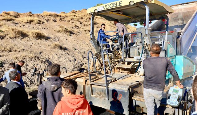 Vali Karakaya, Güroymak ve Mutki’de yol ve altyapı çalışmalarını inceledi
