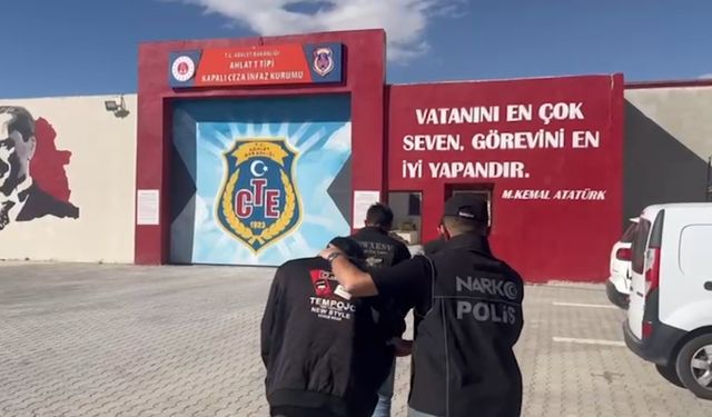 Bitlis’te otobüste yakalandılar: Mide ve bağırsaklarından 1 kilo 48 gram metamfetamin çıktı