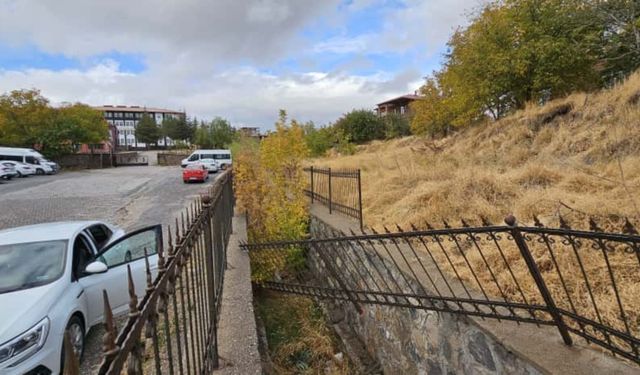 Ahlat’ta Okul Önündeki Atık Su Kanalı Tepkiye Neden Oldu