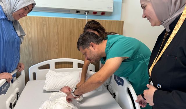 Kalbi Göğüs Dışında Doğan Bebek Başarıyla Tedavi Edildi