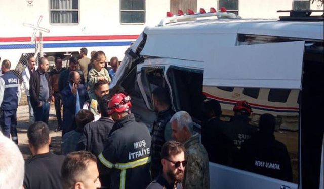 Muş’ta yolcu treni öğrenci servisine çarptı: 17 yaralı
