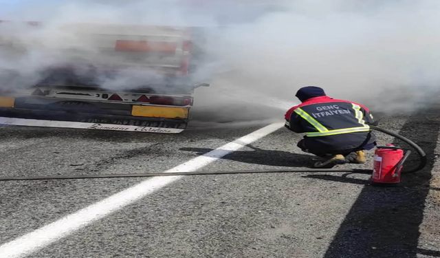 Bingöl’de seyir halindeki tırda yangın