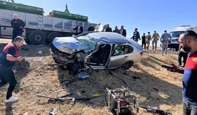 Muş'ta otomobil ile tır çarpıştı: 1 yaralı