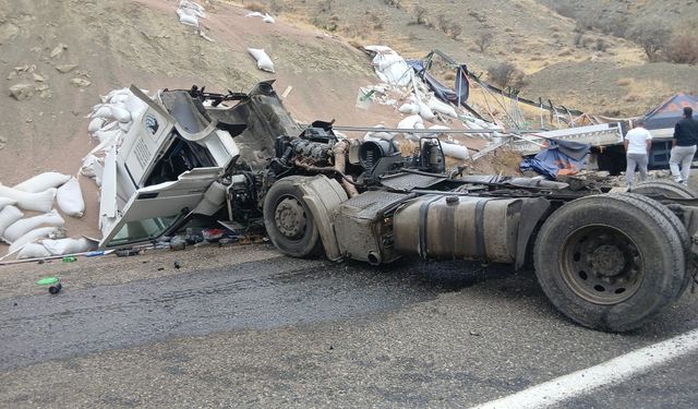 Mercimek Yüklü Tır Devrildi: Sürücü Yaralandı