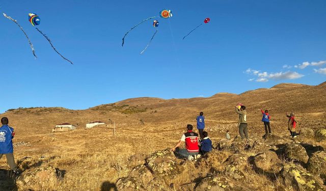 Varto’da Çocuklar Uçurtma Şenliğiyle Gökyüzünü Renklendirdi