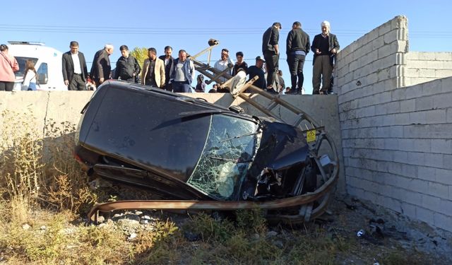 Yüksekova’da Otomobil Şarampole Yuvarlandı: 5 Kişi Yaralandı