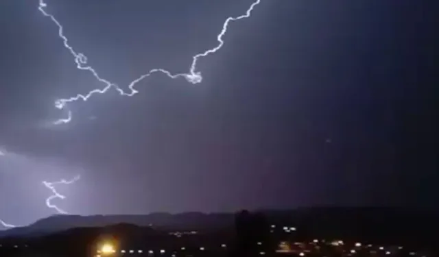 Kurtalan’da geceyi gündüze çeviren şimşek şöleni