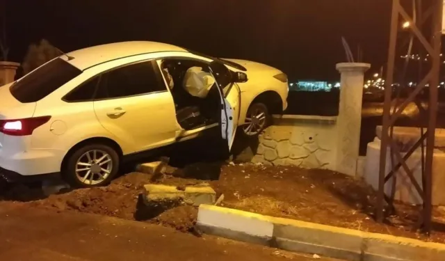Otomobil kontrolden çıktı, duvara çarptı