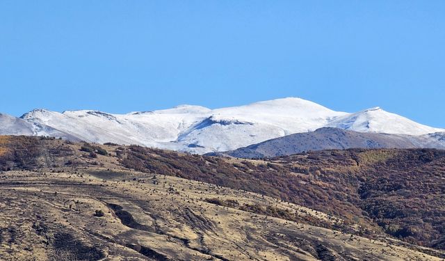 Tatvan’ın yüksek kesimleri karla kaplandı