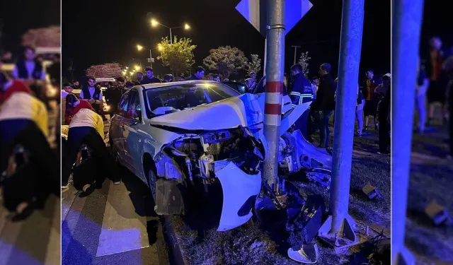 Otomobil trafik ışığı direğine çarptı: 3 yaralı