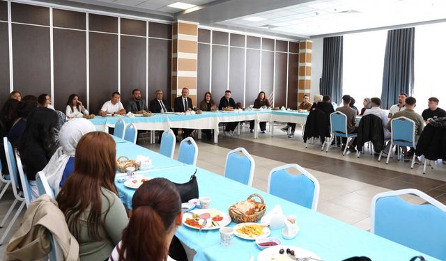 Bitlis Eren Üniversitesi Rektörü Elmastaş, 1. Sınıf Öğrencileriyle Kahvaltıda Buluştu