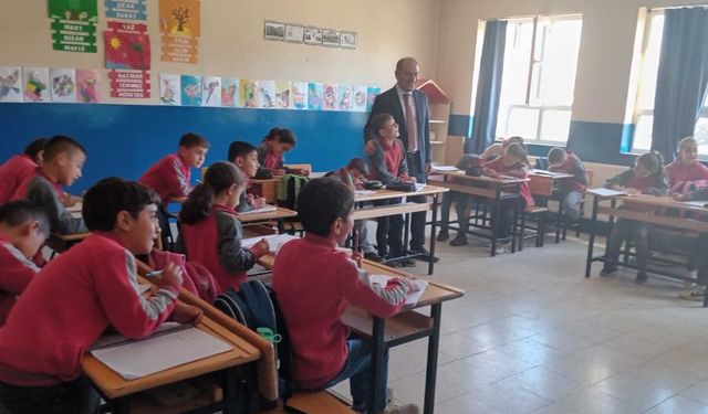Bitlis İl Millî Eğitim Müdürü Vedat Kaya’dan Dereyolu Köyü Okullarına Bayram Ziyareti