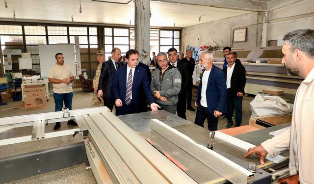 Bitlis Valisi Karakaya, Tatvan Küçük Sanayi Sitesi Esnafını Ziyaret Etti