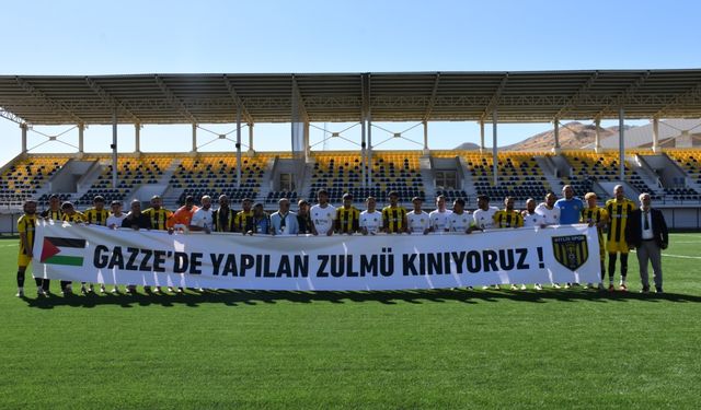 Bitlis Spor’un Hazırlık Maçında Gazze ‘ye Destek Pankartı Açıldı