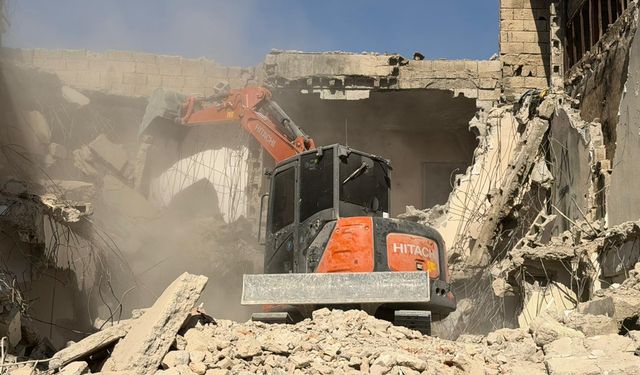 Siirt’te Tehlike Arz Eden Metruk Bina Kontrollü Şekilde Yıkıldı