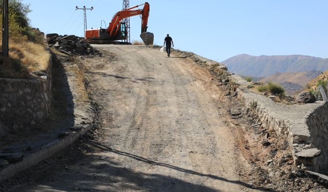 Bitlis Belediyesi Hersan Mahallesi’nde yol genişletme ve asfalt çalışmalarına başladı