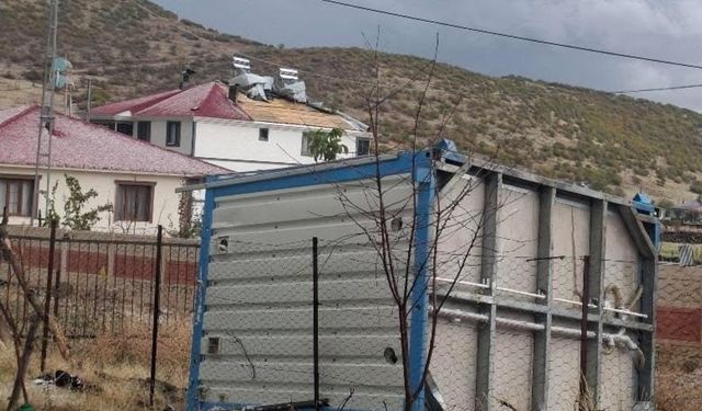 Bingöl’de Fırtına Çatılara Zarar Verdi