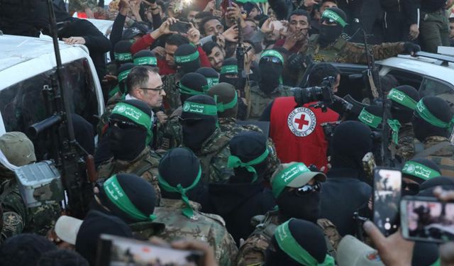 HAMAS, 7 esiri Kızılhaç’a teslim etti
