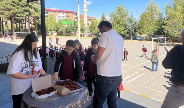 Tatvan Selahaddin Eyyubi Ortaokulu'nda Gazze’nin zaferi tatlı dağıtılarak kutlandı