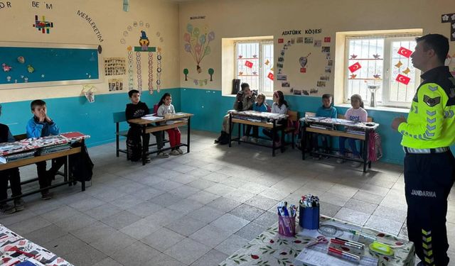Bitlis’te jandarmadan minik öğrencilere trafik semineri