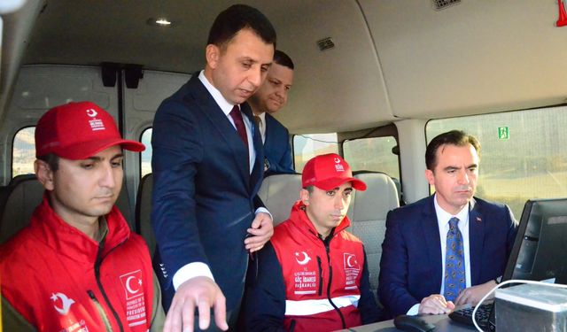 Vali Karakaya, Mobil Göç Noktası Aracını inceledi