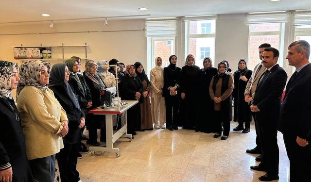 Ahlat’ta eğitimini tamamlayan kadınlar sertifikasını aldı