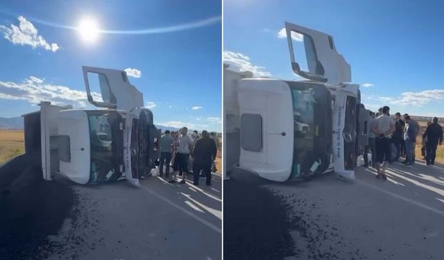 Muş’ta Asfalt Yüklü Kamyon Devrildi: Sürücü Yaralandı