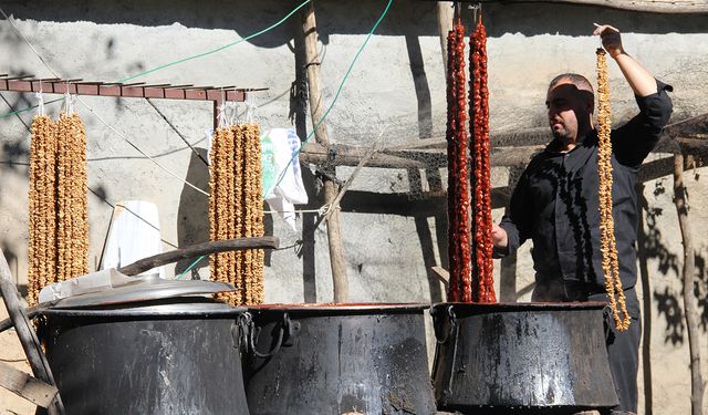 Batman'da geleneksel cevizli sucuk üretimi devam ediyor