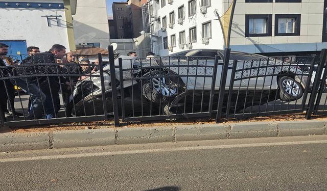 Bingöl’de Hafif Ticari Araç Bariyerlere Çarptı