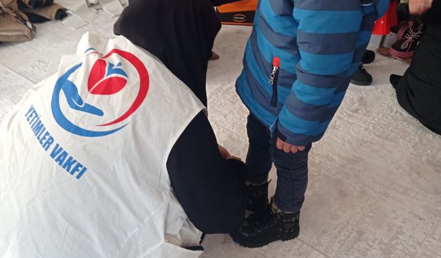 Yetimler Vakfı, Van’da onlarca çocuğa bot ve mont dağıttı