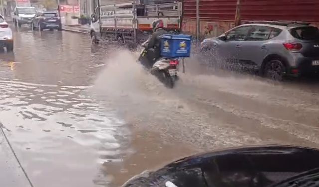 Batman'da Kısa Süreli Yağış Sokakları Göle Çevirdi