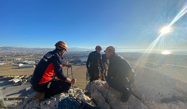 Van’da Kayalıklarda Mahsur Kalan Şahıs 3,5 Saatte Kurtarıldı