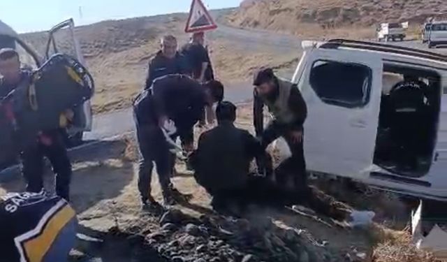Van'da Kamyonet Şarampole Yuvarlandı: 4 Yaralı