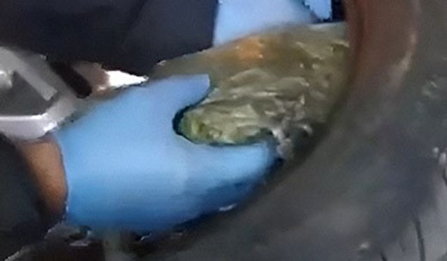 Van'da kamyonetin lastiğinden 4 kilo 400 gram esrar çıktı