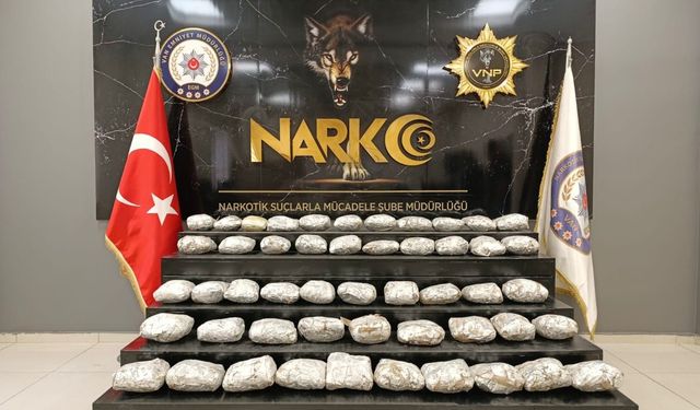 Van’da otomobilde 19 kilo 660 gram skunk ele geçirildi
