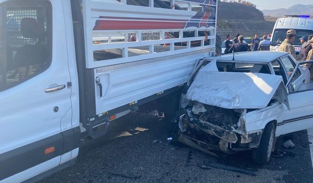 Otomobil ile Kamyonet Çarpıştı: 1 Ölü, 3 Yaralı